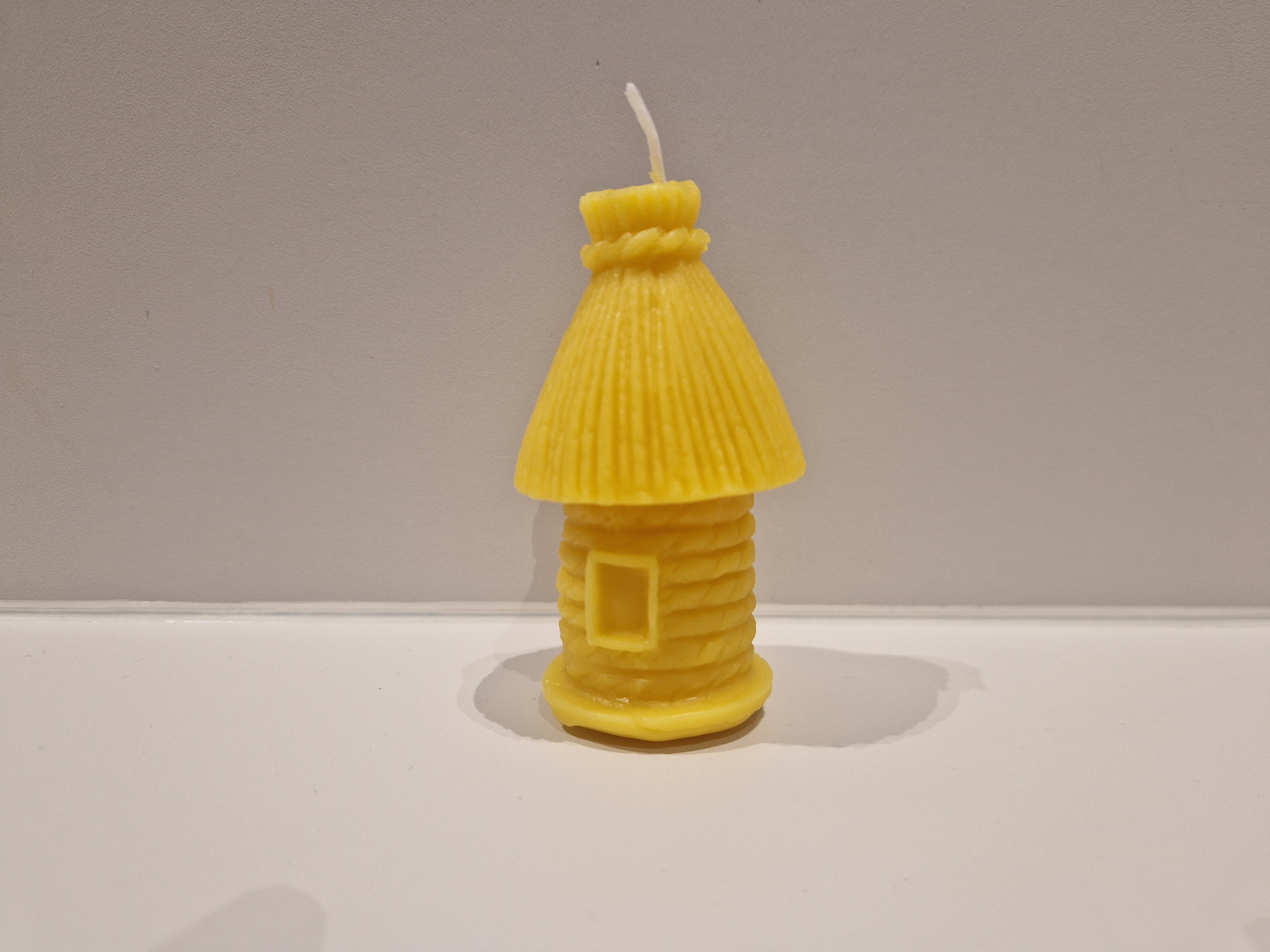 🐝 Bougie artisanale en cire d’abeille – petite maison