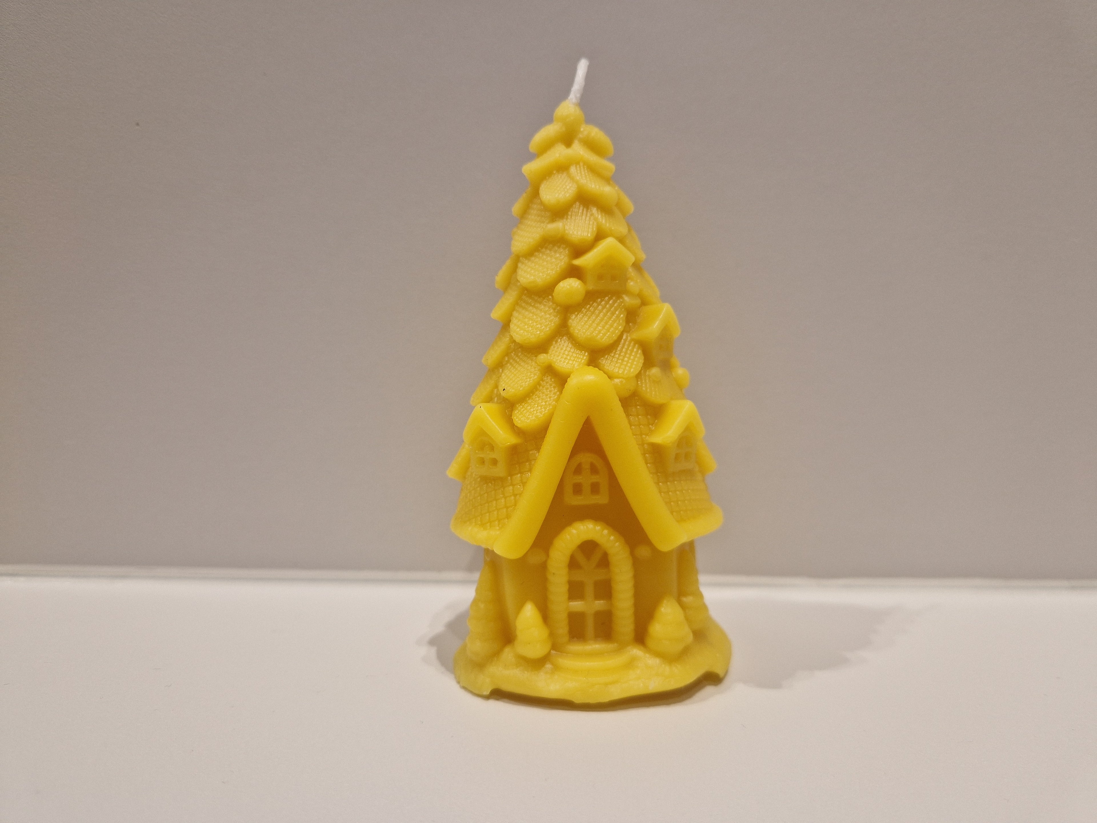 🐝 Bougie artisanale en cire d’abeille – maison toiture sapin