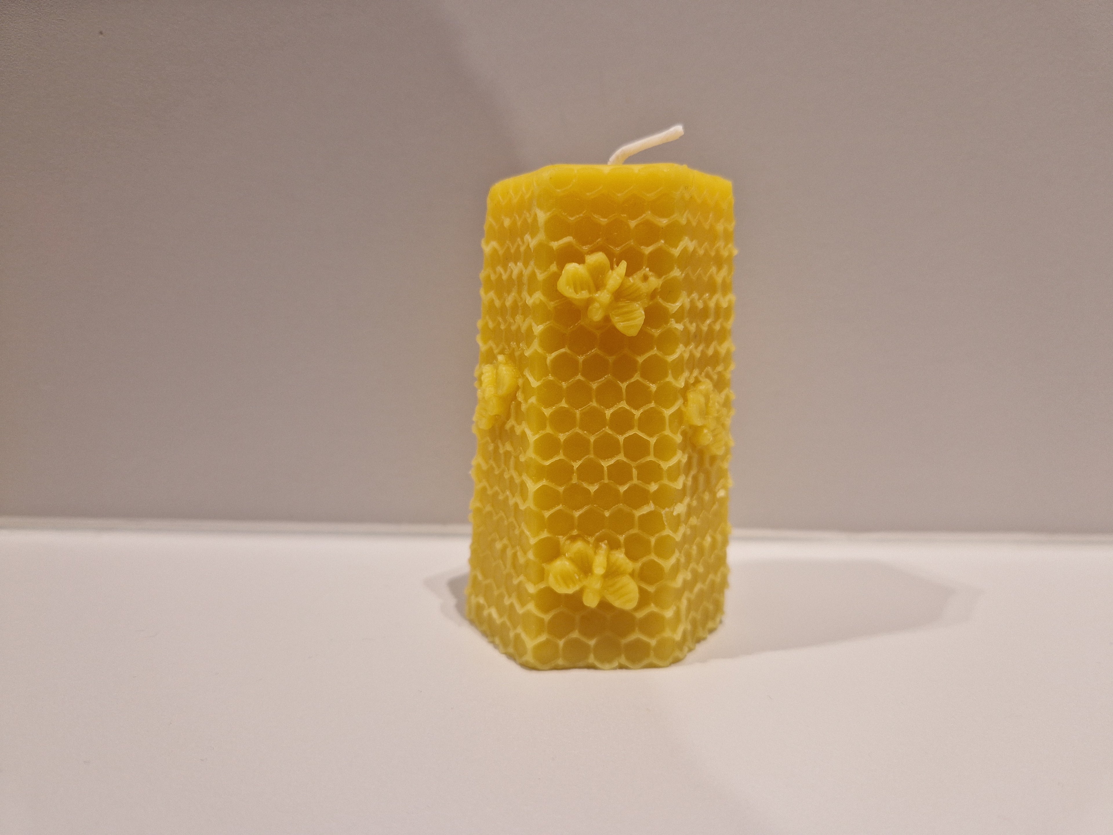 🐝 Bougie artisanale en cire d’abeille – Motif alvéoles &amp; abeilles