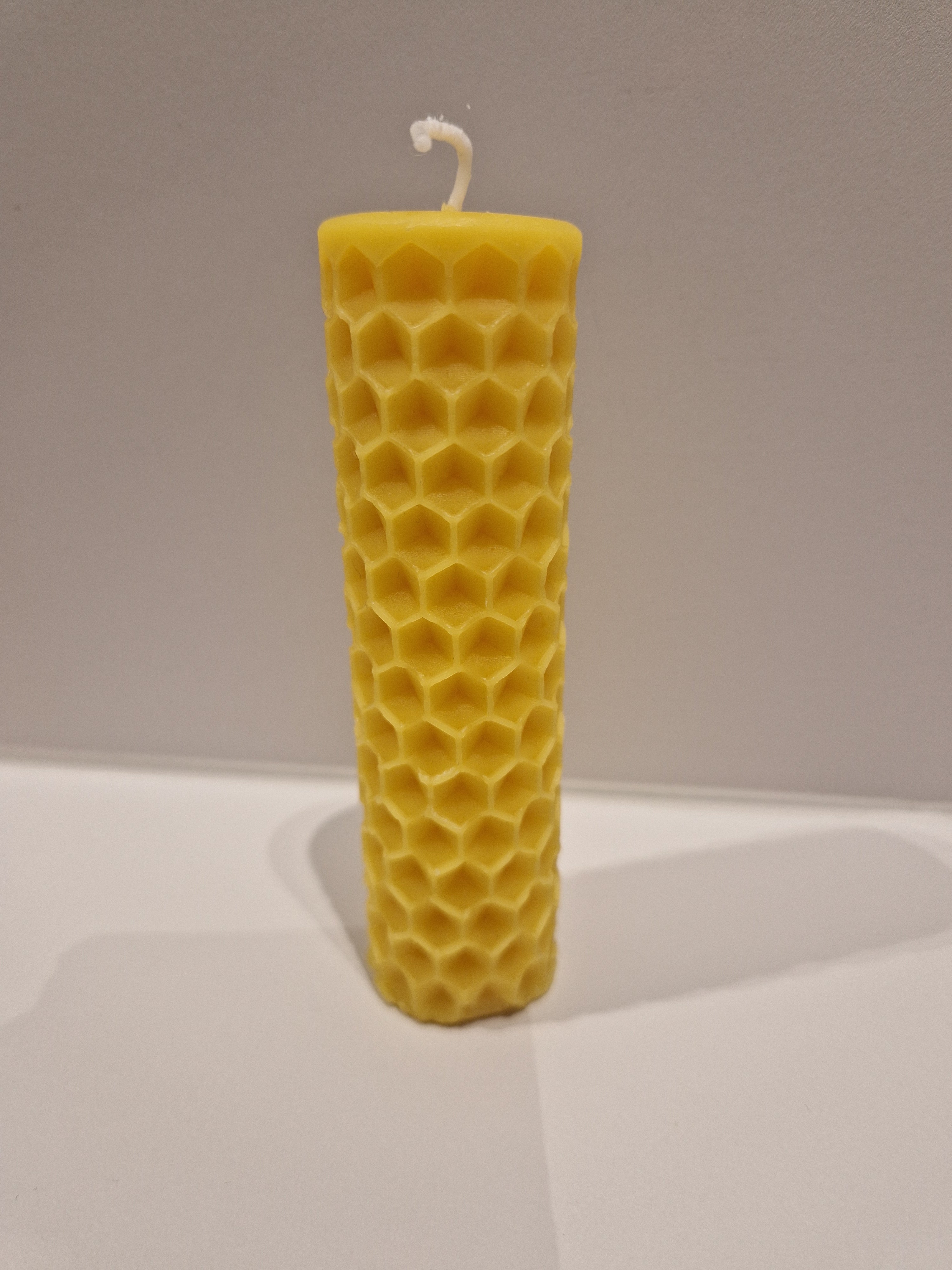 🐝 Bougie artisanale en cire d’abeille – Motif alvéoles