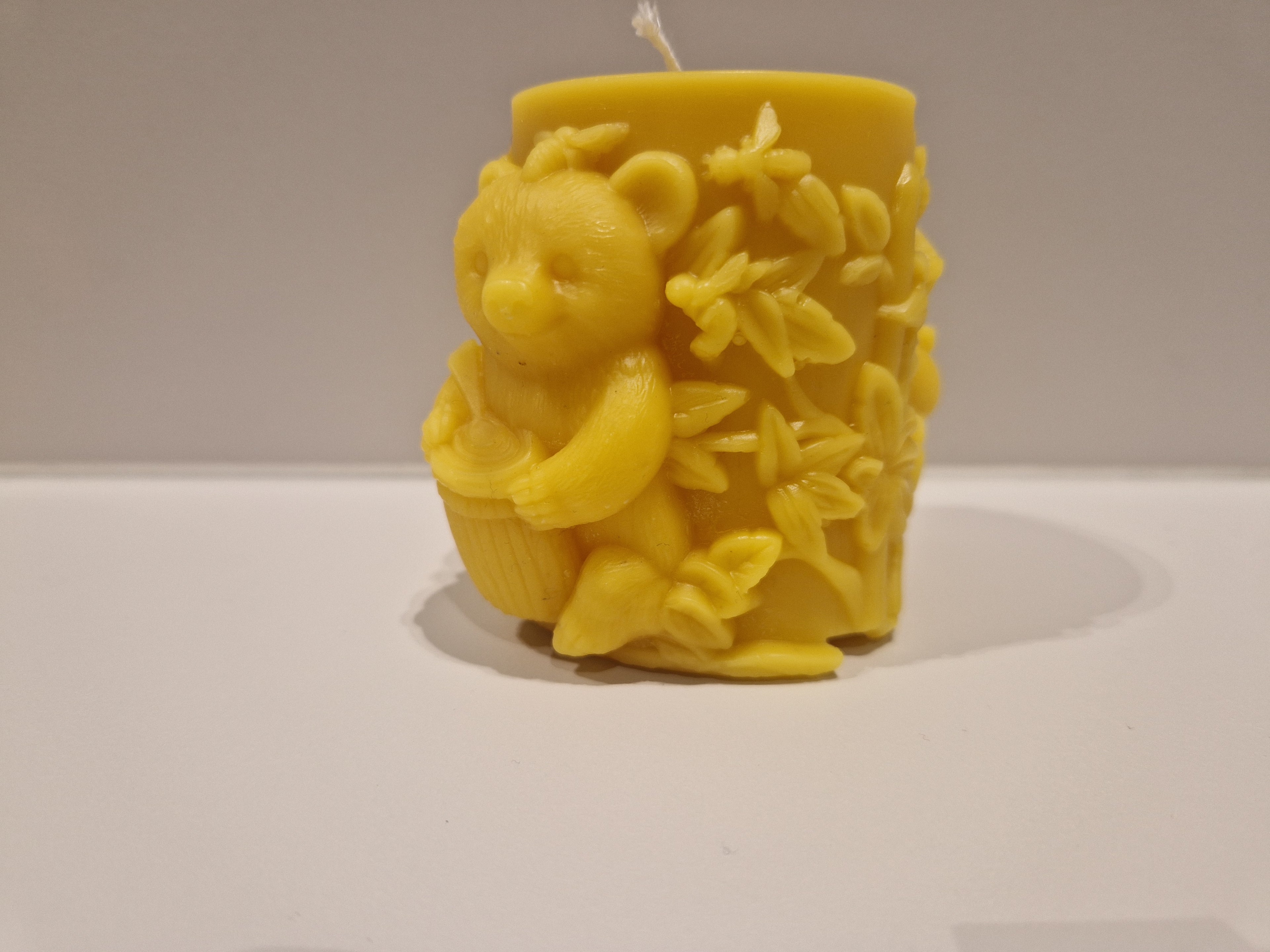 🐝 Bougie artisanale en cire d’abeille – Motif ours & fleurs