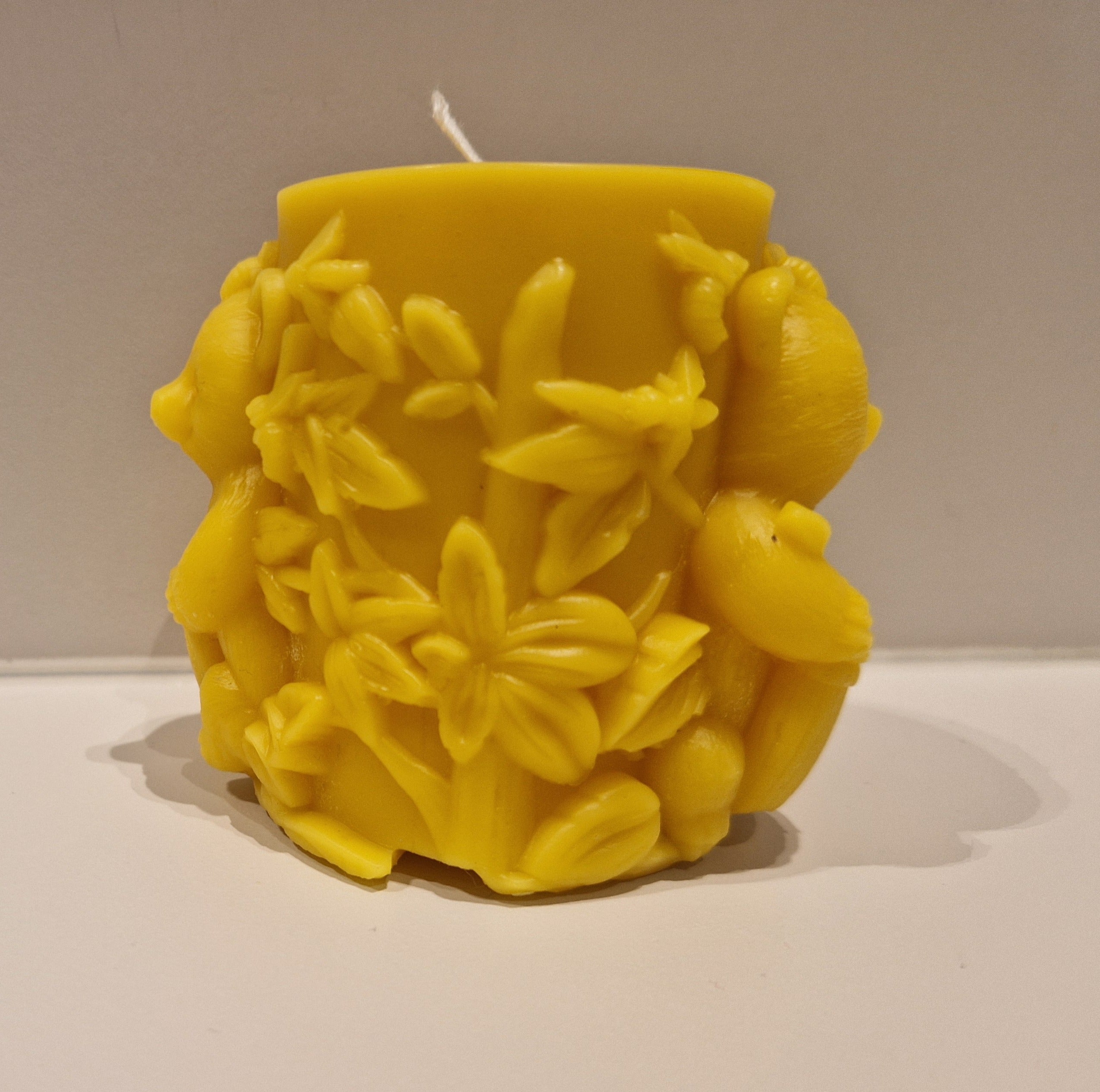 🐝 Bougie artisanale en cire d’abeille – Motif ours & fleurs