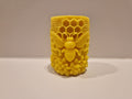 🐝 Bougie artisanale en cire d’abeille – Motif abeille & alvéoles