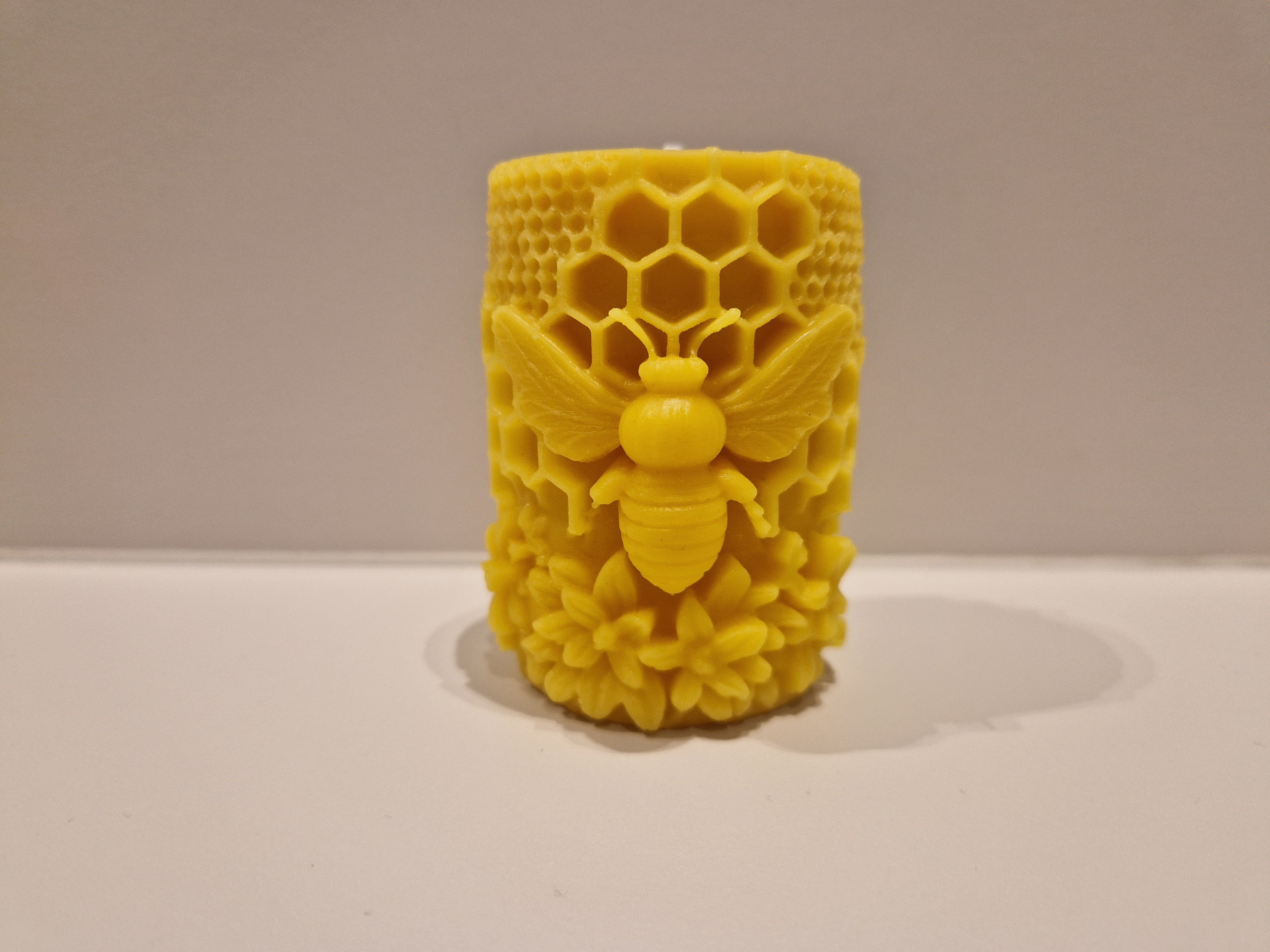 🐝 Bougie artisanale en cire d’abeille – Motif abeille & alvéoles