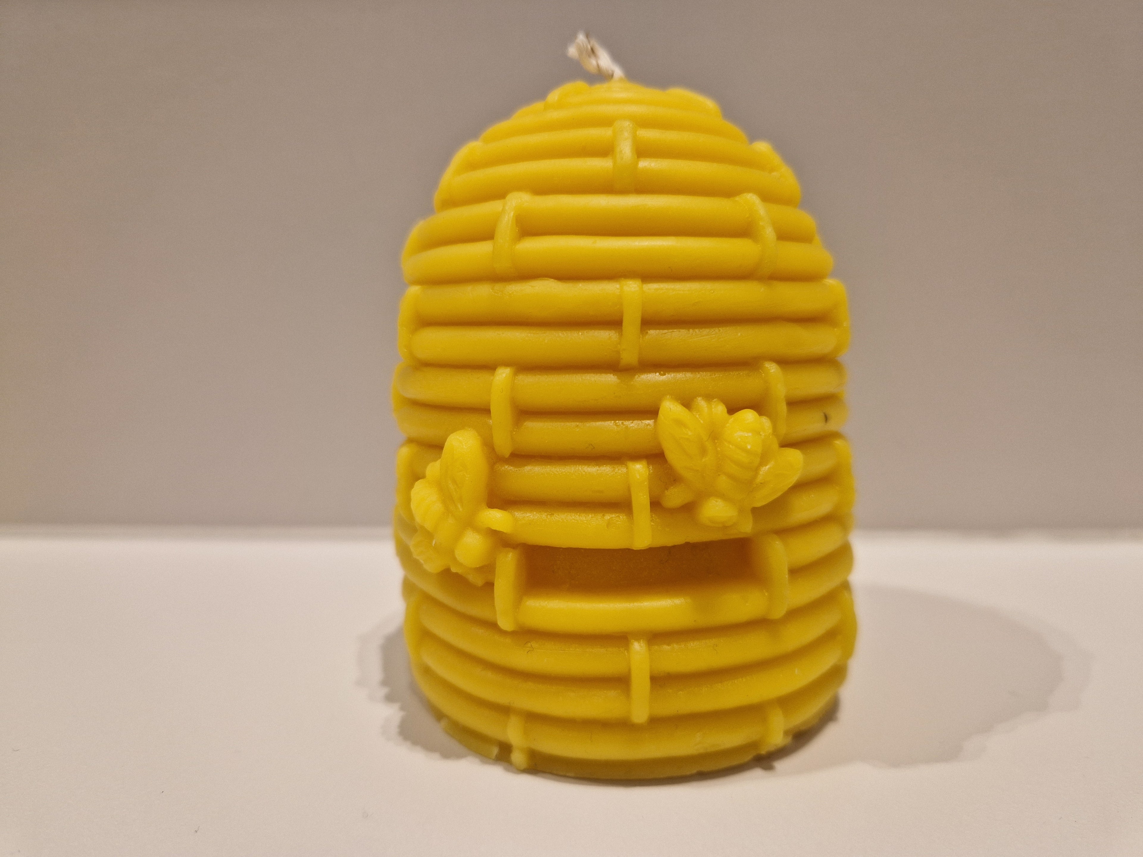 🐝 Bougie artisanale en cire d’abeille – Forme ruche