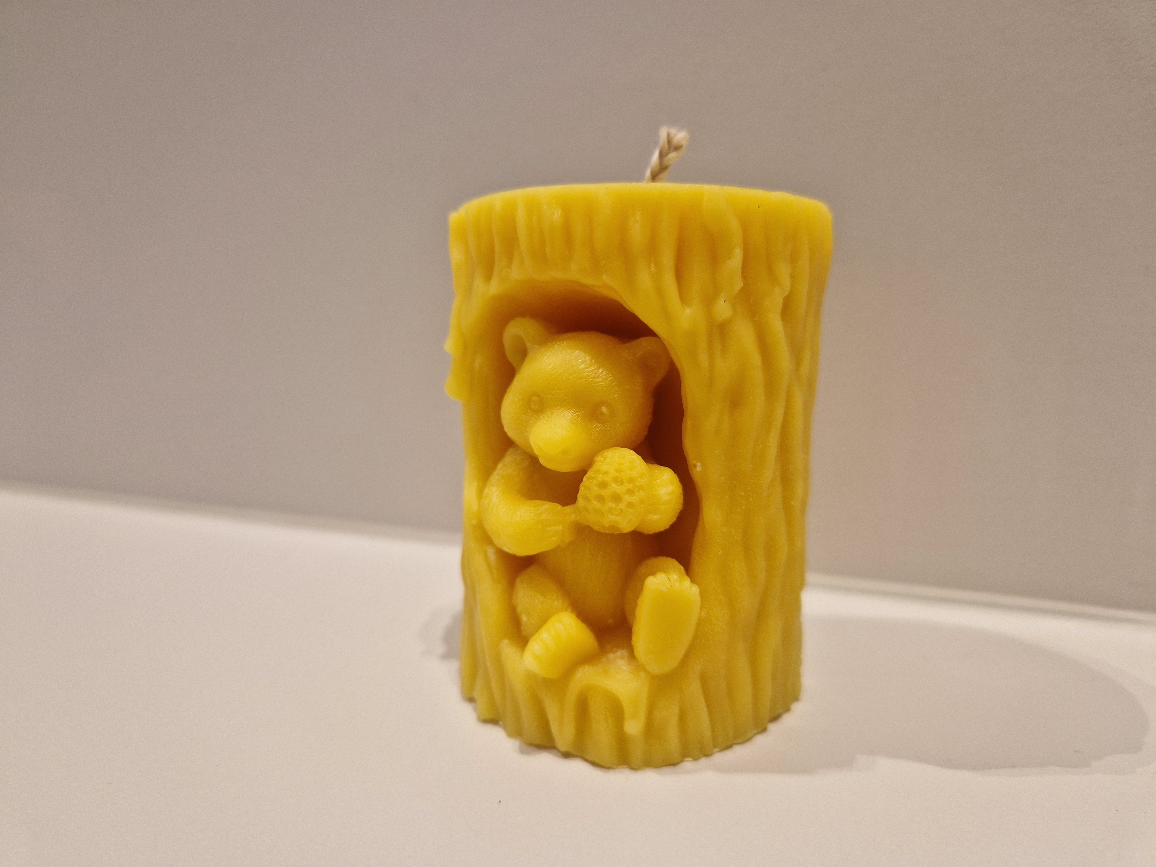 🐻 Bougie artisanale en cire d’abeilles – Petit ours dans son tronc