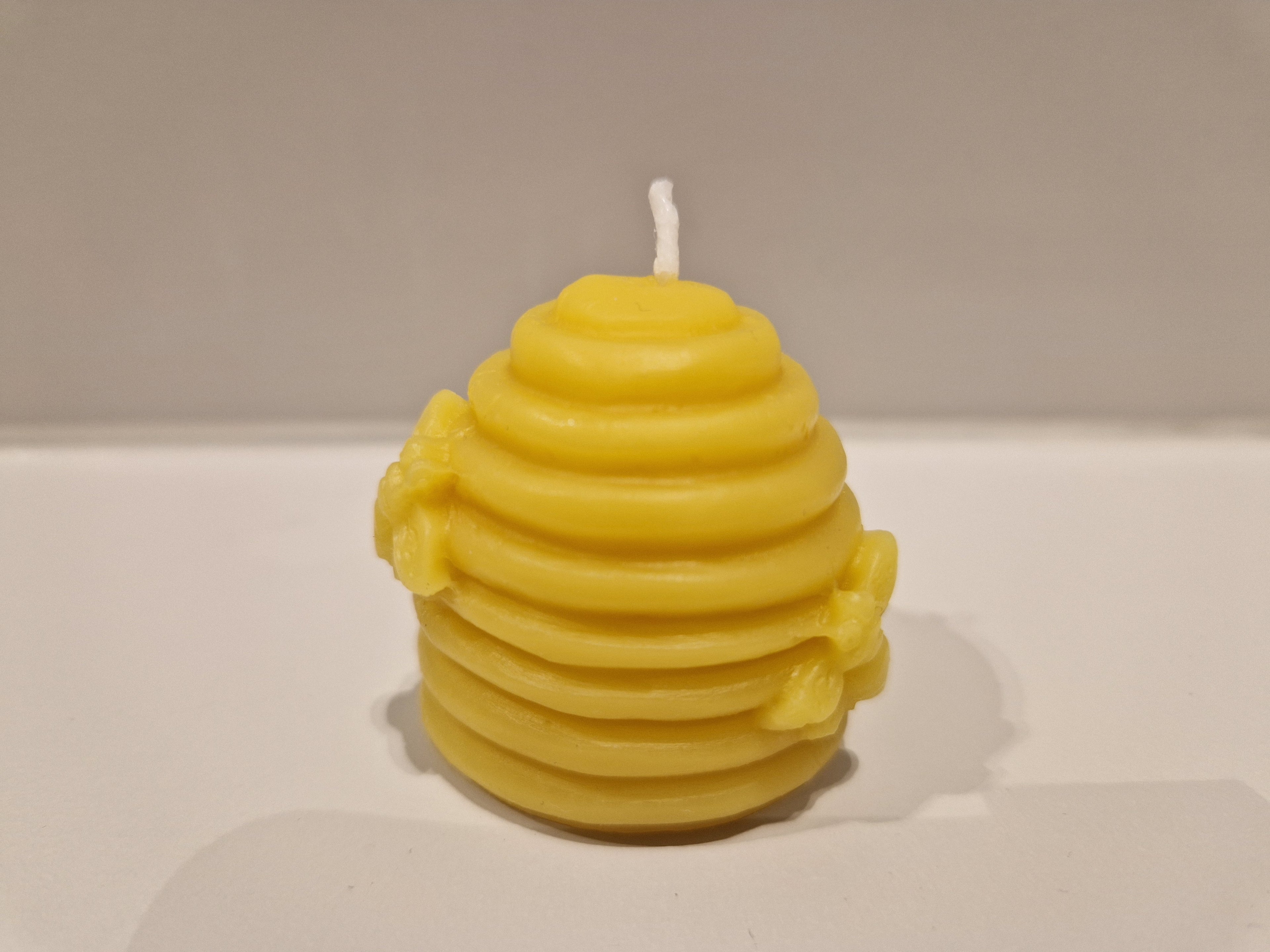 🍯 Bougie artisanale en cire d’abeilles – Mini ruche