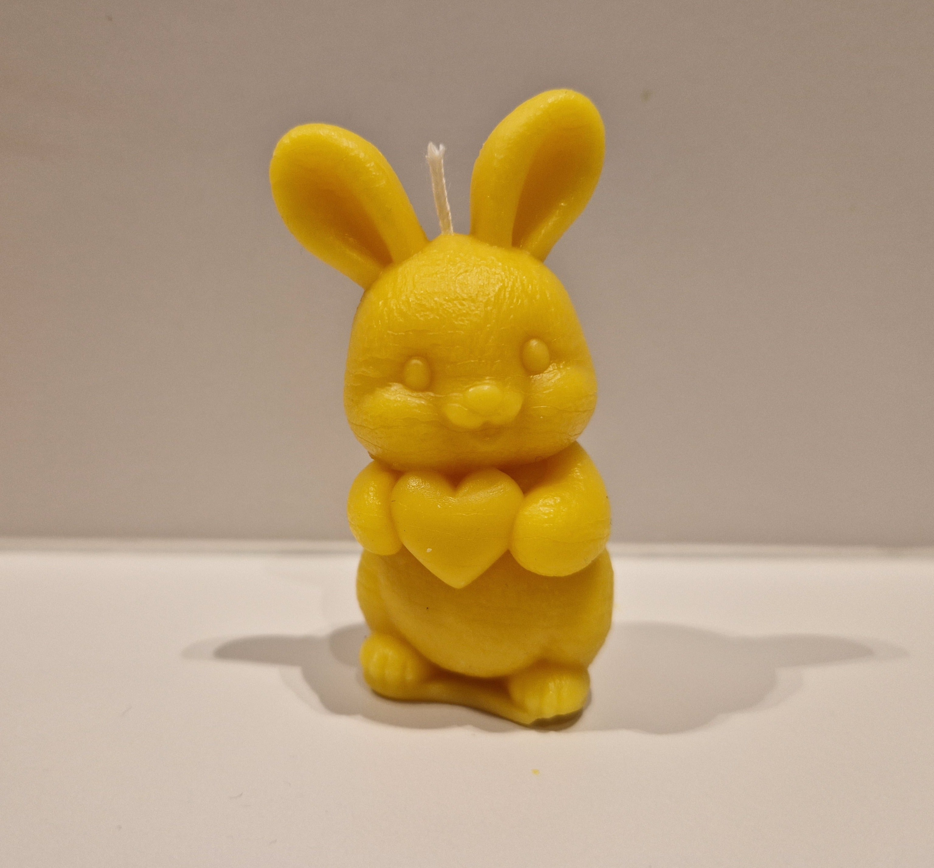 🐰💛 Bougie artisanale en cire d’abeilles – Lapin au cœur