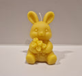 🐰🌼 Bougie artisanale en cire d’abeilles – Lapin au bouquet