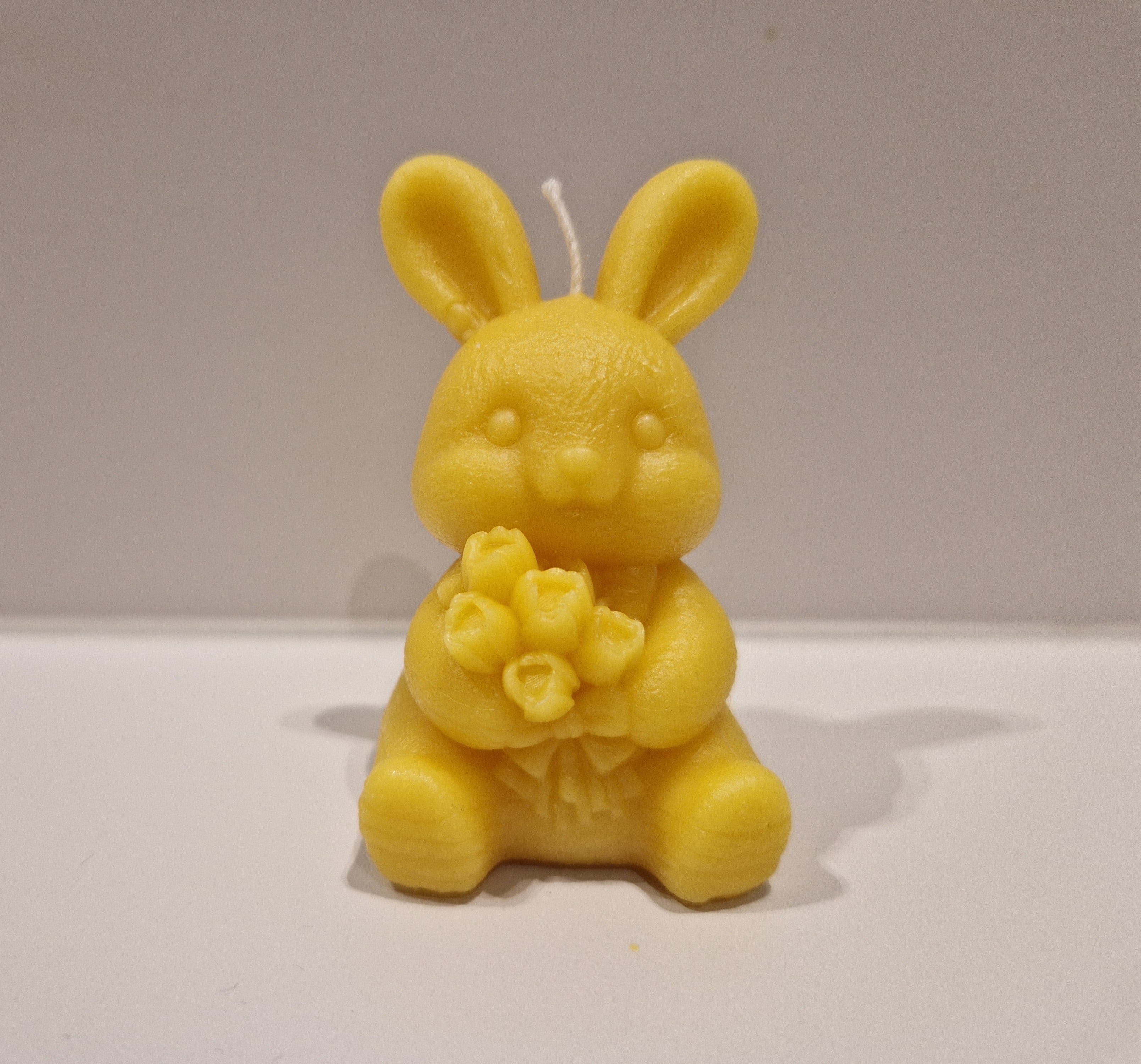🐰🌼 Bougie artisanale en cire d’abeilles – Lapin au bouquet