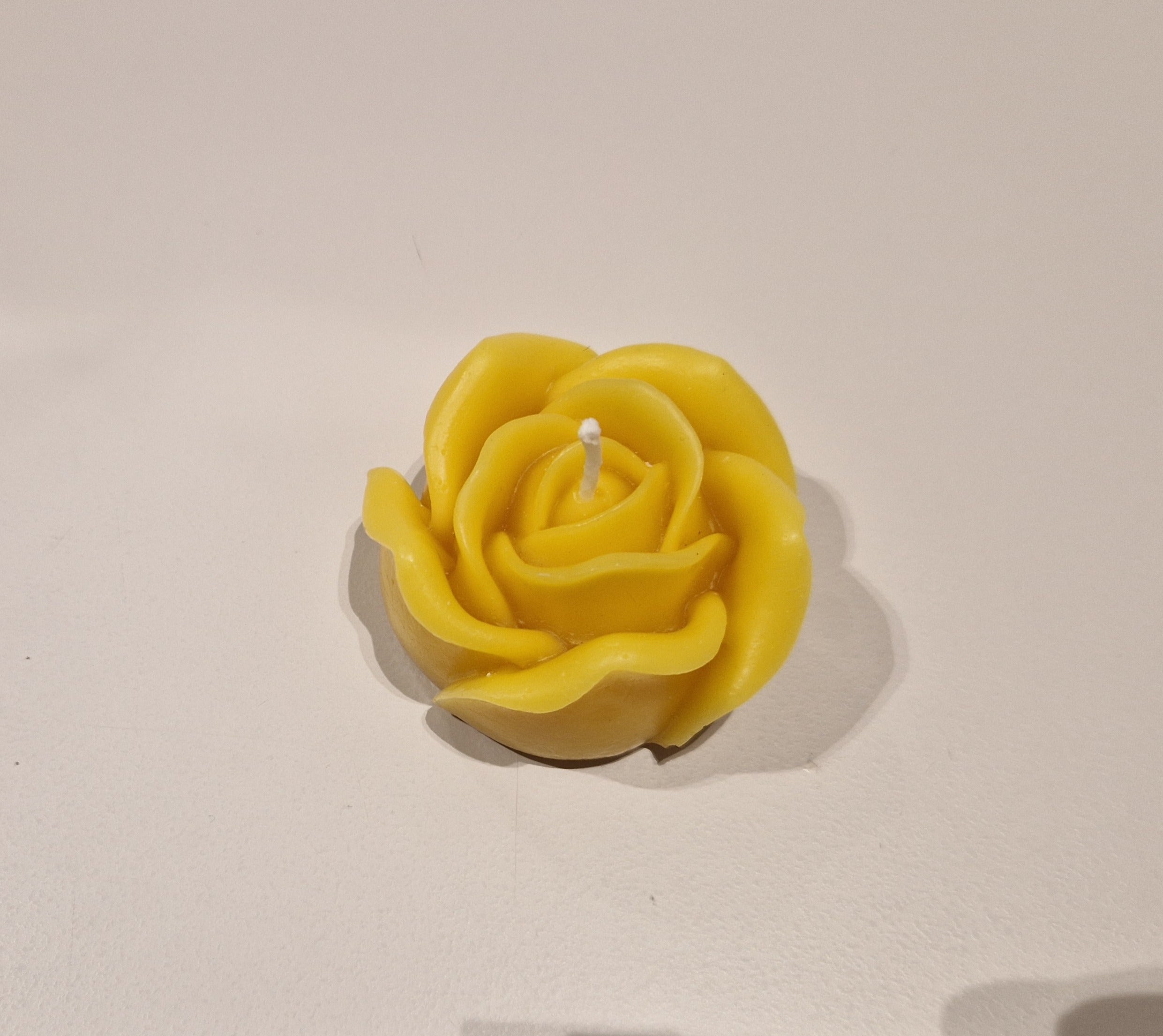 🌹 Bougie artisanale en cire d’abeilles – Rose